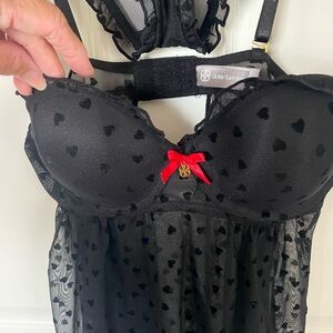 Daisy Fuentes Black and Red Chemise with Delicate Details New w/o tags sz Small